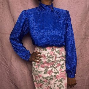 Lovely vintage blue button up. Leafy design. Has 3 buttons at the neck. Size 10.
